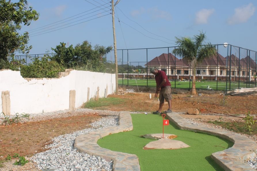 Grace Courtyards: mini golf family