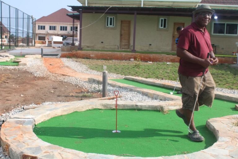 Grace Courtyards: mini golf guest