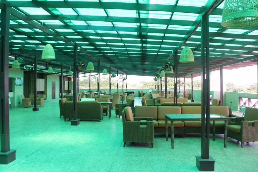 Grace Courtyards: sports bar lounge