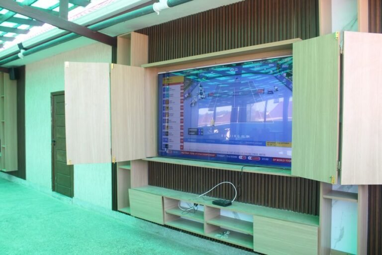 Grace Courtyards: sports bar screen
