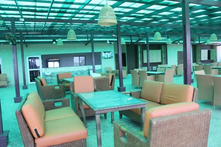 Grace Courtyards: sports bar seating
