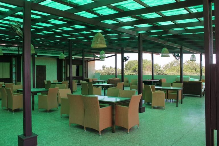 Grace Courtyards: sports bar terrace
